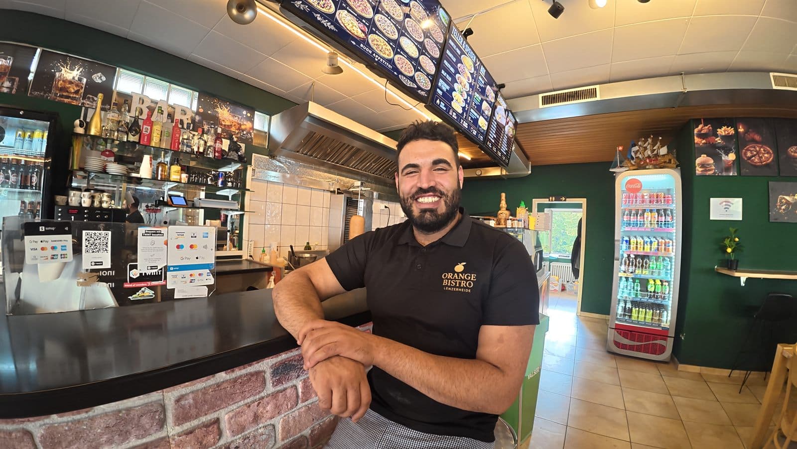 Der Inhaber des Orange Bistro an der Theke