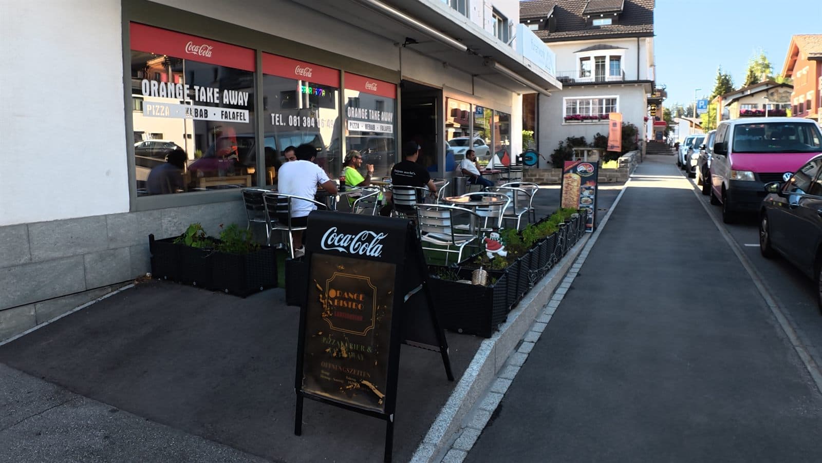 Aussenansicht des Orange Bistro mit Terrasse an der Voa Principala 23