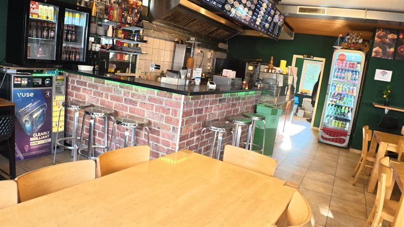 Bar mit Barhockern und Getränkekühlschrank im Orange Bistro