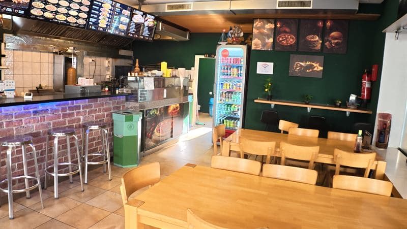 Gastraum des Orange Bistro mit Bar, Theke und Menüboards