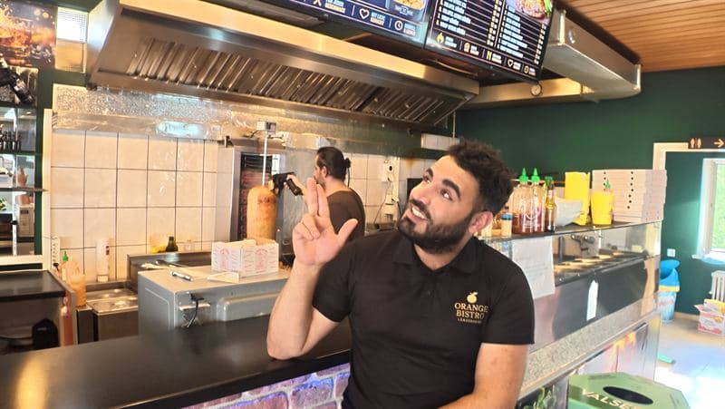 Mitarbeiter des Orange Bistro hinter der Theke
