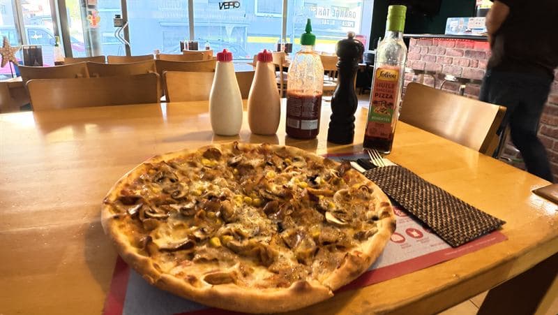 Pizza Orange mit Kebabfleisch aus dem Steinofen